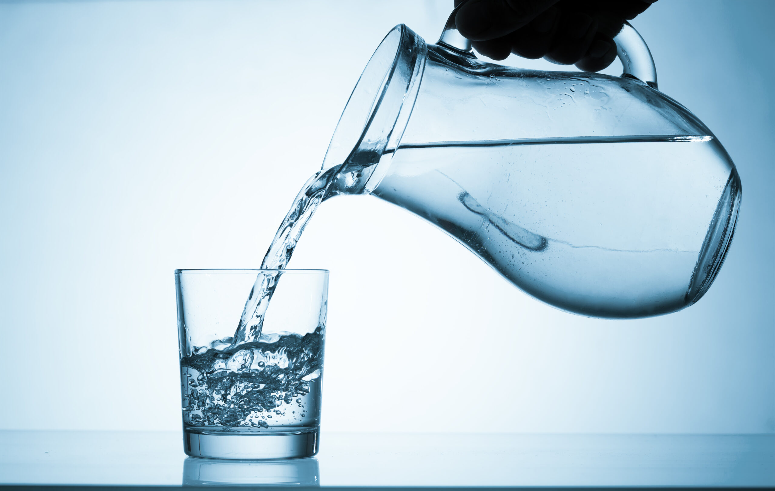 vatten fran kanna till glas